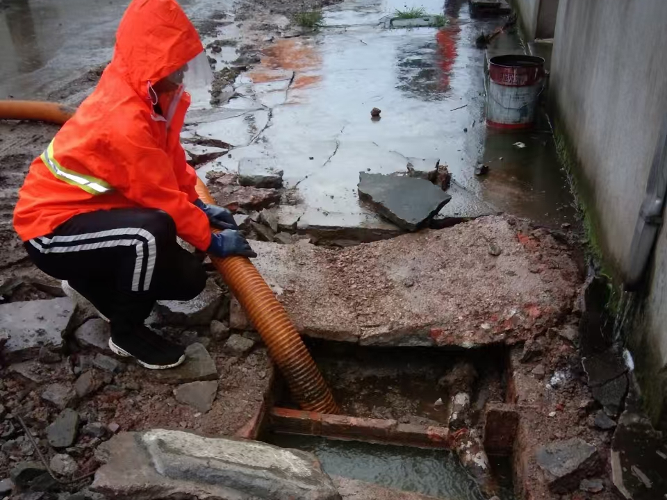 霍城专业清理污水池 炜誉市政以规范流程守护城市 “肠道”