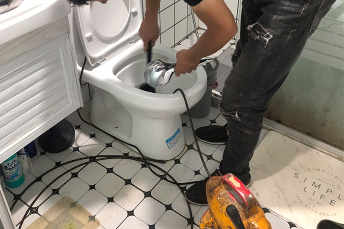 霍城马桶堵塞自己疏通还是找师傅?专业上门服务让你省时更省心